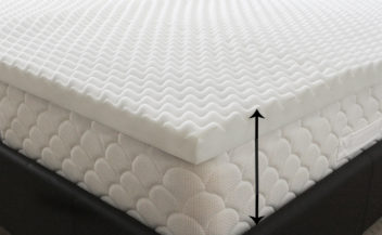 厚み3cm以上のベッドパッド、マットレストッパーをお使いの場合は、重ねた厚みを測ります