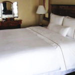 ホテルのベッドのベッドメイキング
