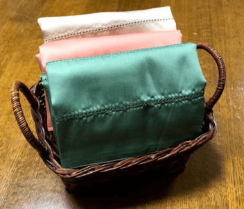 収納スペースを取らないピロケースを色違いでそろえる