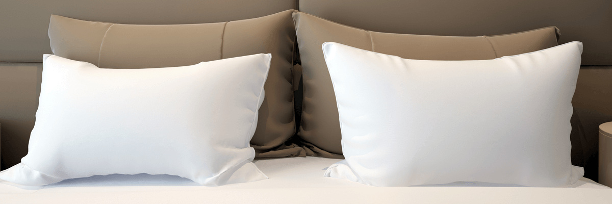 二人用のベッドのピロケースは、同じ色でそろえてモダンなインテリアのイメージをキープ