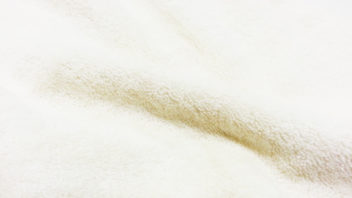 やわらかな肌触りの、ポリエステルと綿の混紡のタオル地シーツ