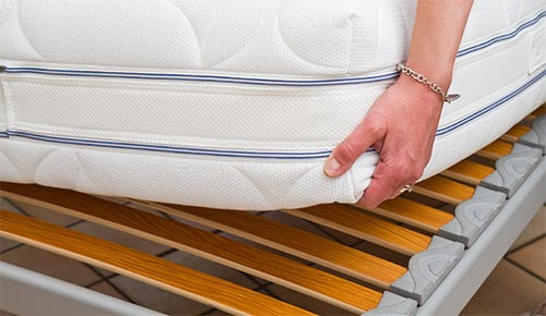 コイル以外のノンコイルマットレスは、ウッドスプリングやすのこ状の床板のベッド本体を選ぶ