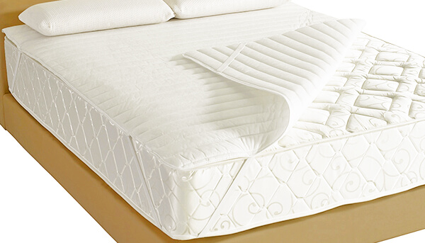 ベッドパッドのように、ベッドマットレスの上にのせ、四隅のバンドでマットレスに固定するタイプ