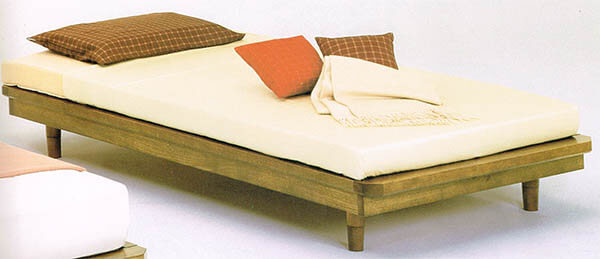 ベッドの上に、１枚敷き、三つ折りタイプの健康マットレスを置く。