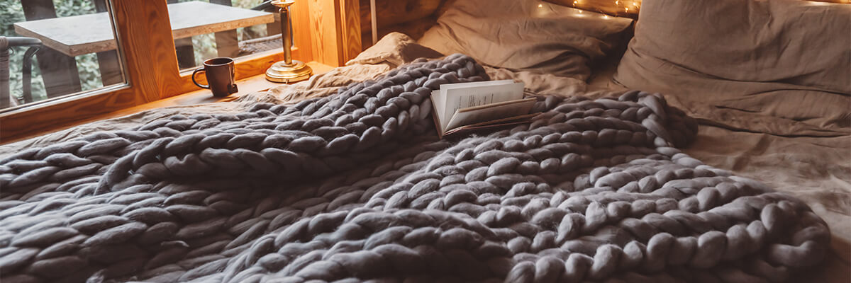 足元や腰など、ベッドを部分的に温めたい方の、毛布の活用法