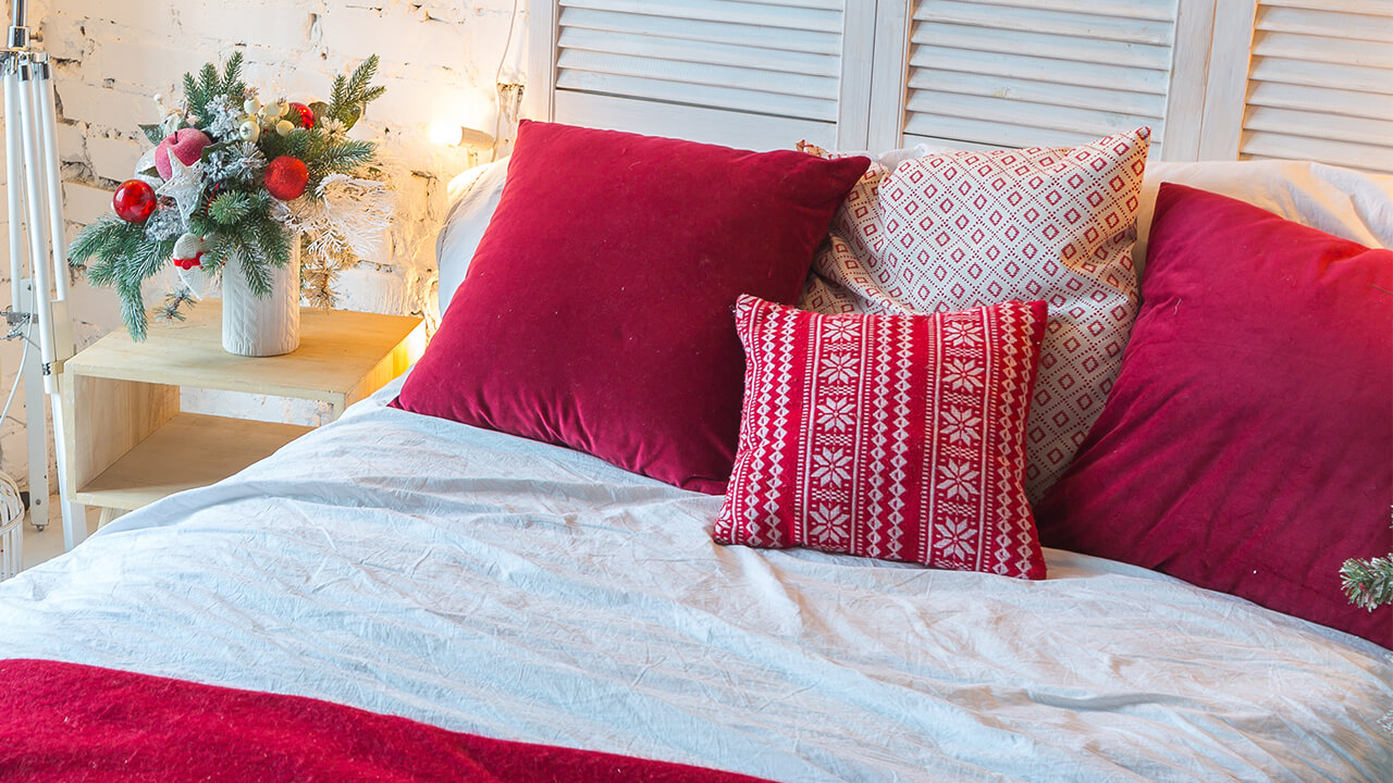 シーツと掛け布団カバーを同色、枕カバーを赤に。クリスマスシーズンを楽しむインテリアに