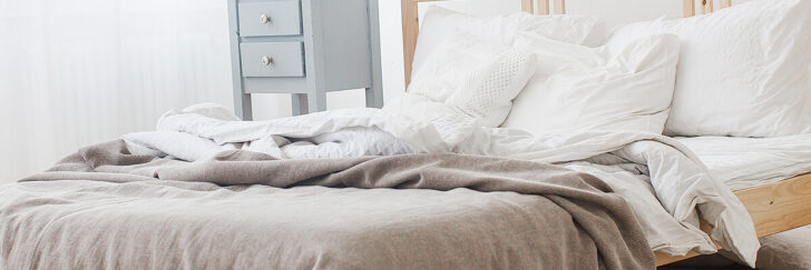 毛布は羽毛布団の上にかけるの? 毛布の素材別、かけ方の違い